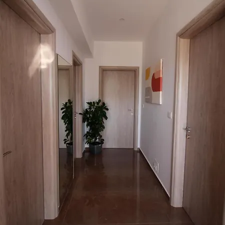 Saranda Rooms 招待所 3*