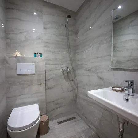 Saranda Rooms 招待所