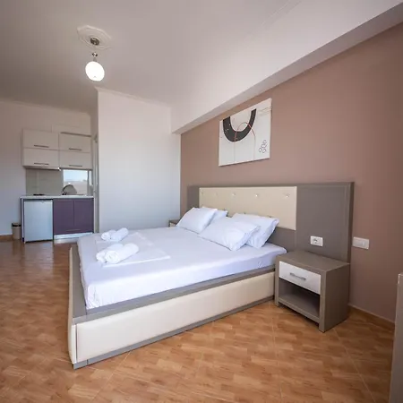 Saranda Rooms 招待所 3*